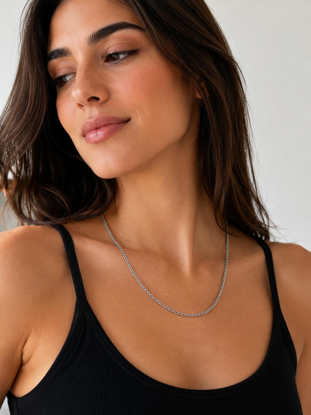 Collier Minimaliste Argenté – Élégance Moderne