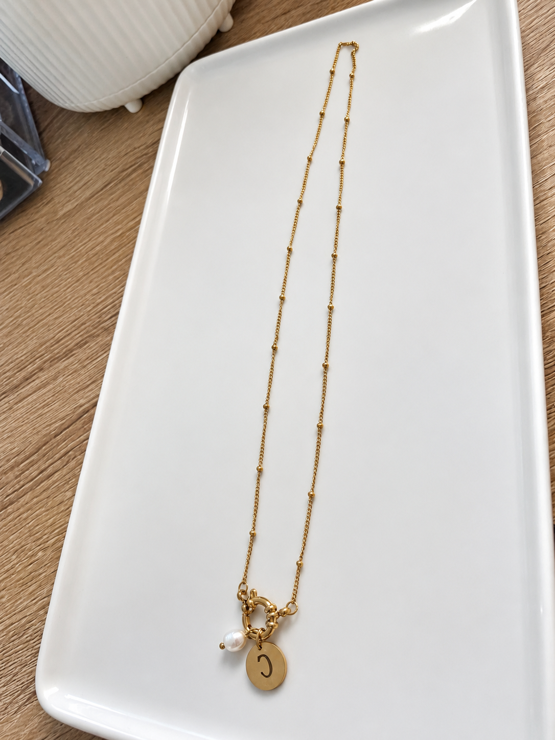 ✨ Collier doré avec perle et pendentif graphique
