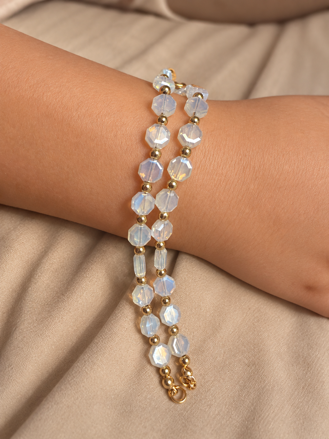 Bracelet Éclat Opalin – Perles Facettées & Dorées