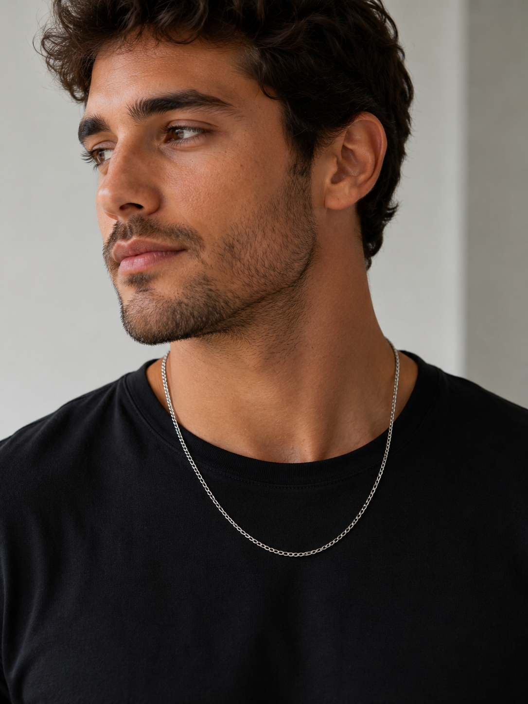 Collier Minimaliste Argenté – Élégance Moderne