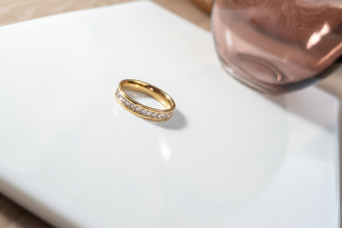4. Alliance dorée incrustée de zircons en acier inoxydable femme
