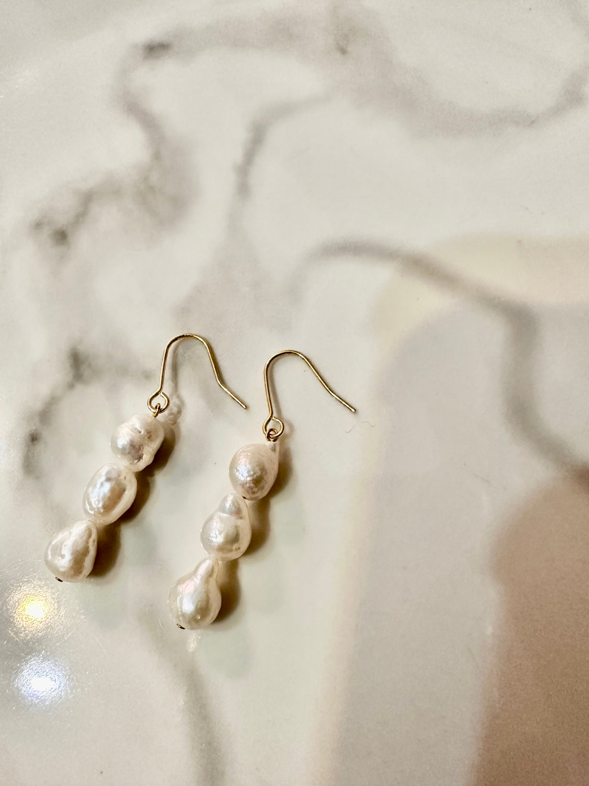 Boucles d’Oreilles Perles Baroques Élégance Dorée