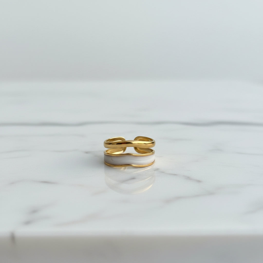 1. Bague doré avec de détails blancs en acier inoxydable