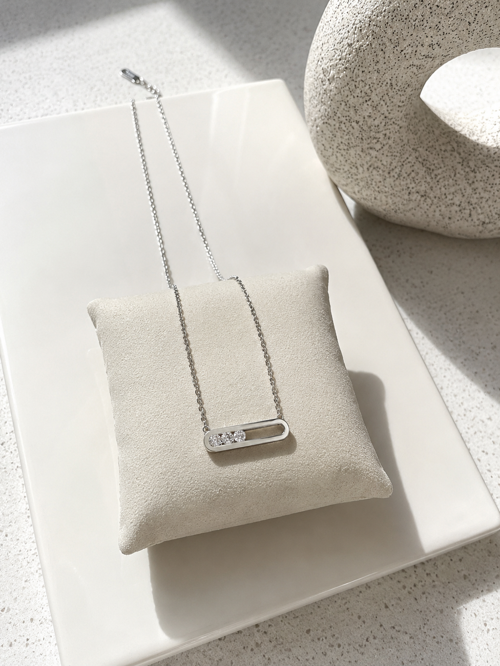 Collier Élégance Minimaliste en Zircons et acier inoxydable