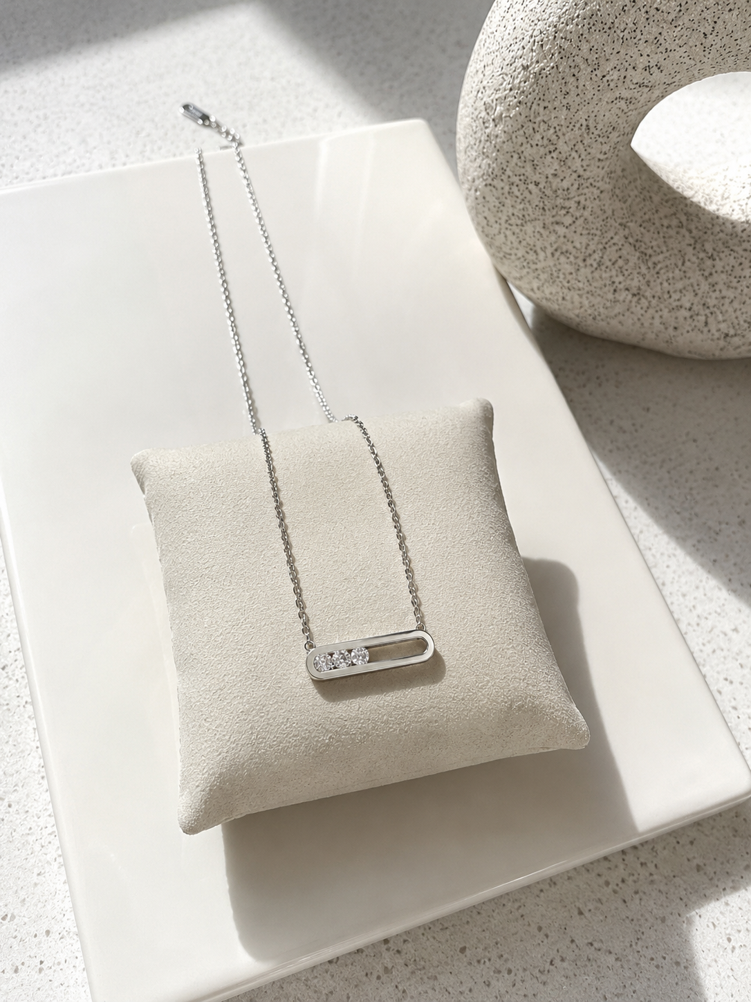 Collier Élégance Minimaliste en Zircons et acier inoxydable