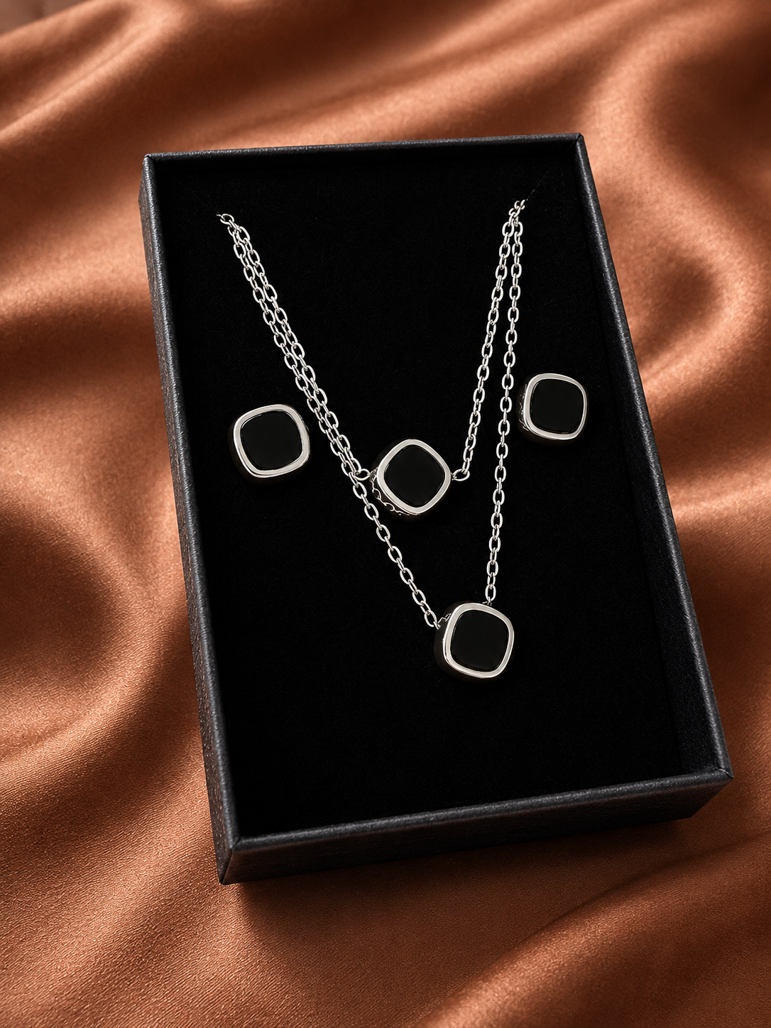 Collier ,Bocles oreilles et bracelets Noir – Élégance Intemporelle en acier inoxydable