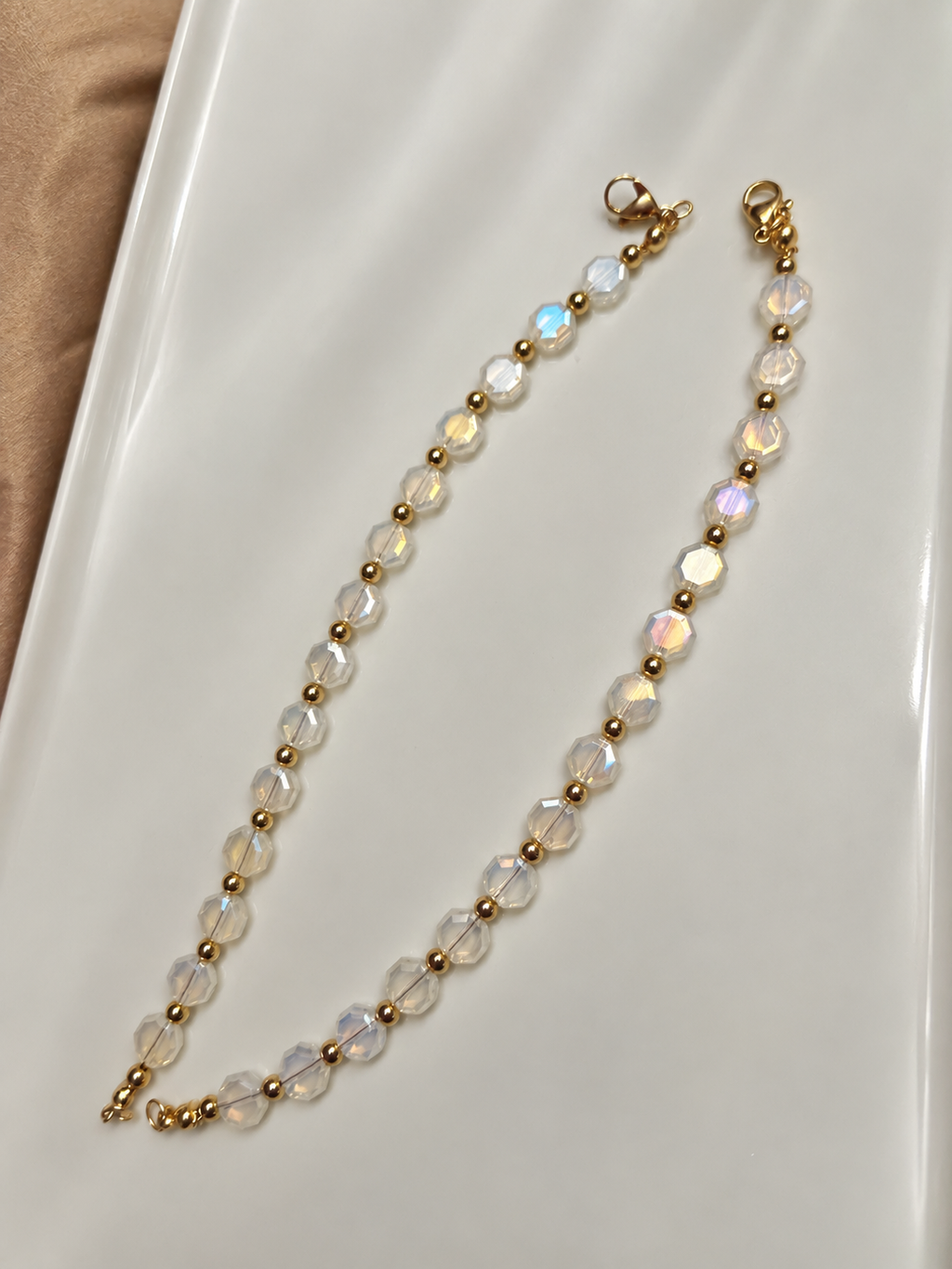 Bracelet Éclat Opalin – Perles Facettées & Dorées