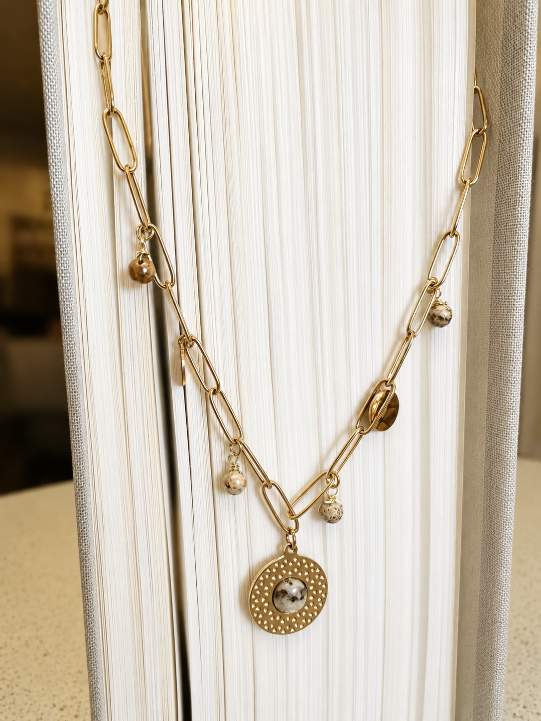 Titre :
Collier Doré Élégance Minérale