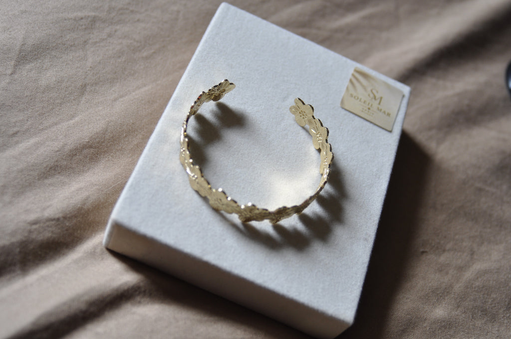 Bracelet Fleurs Dorées Élégance 🌸✨