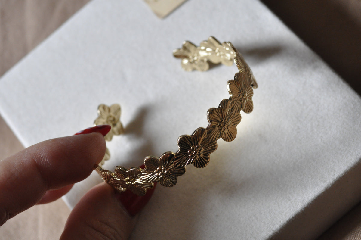 Bracelet Fleurs Dorées Élégance 🌸✨