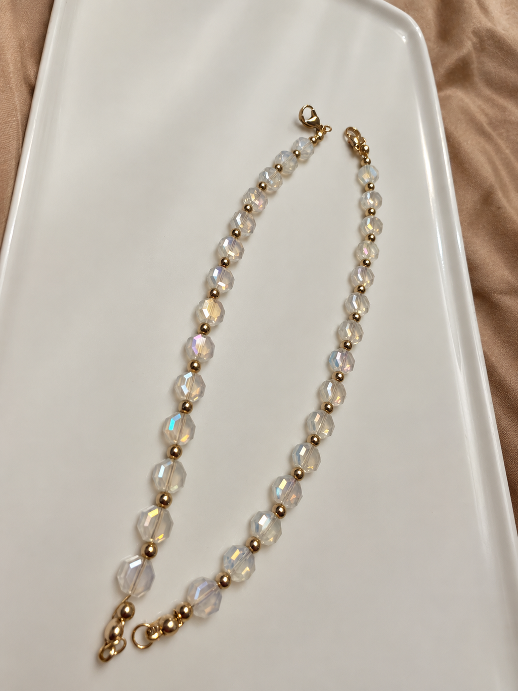 Bracelet Éclat Opalin – Perles Facettées & Dorées