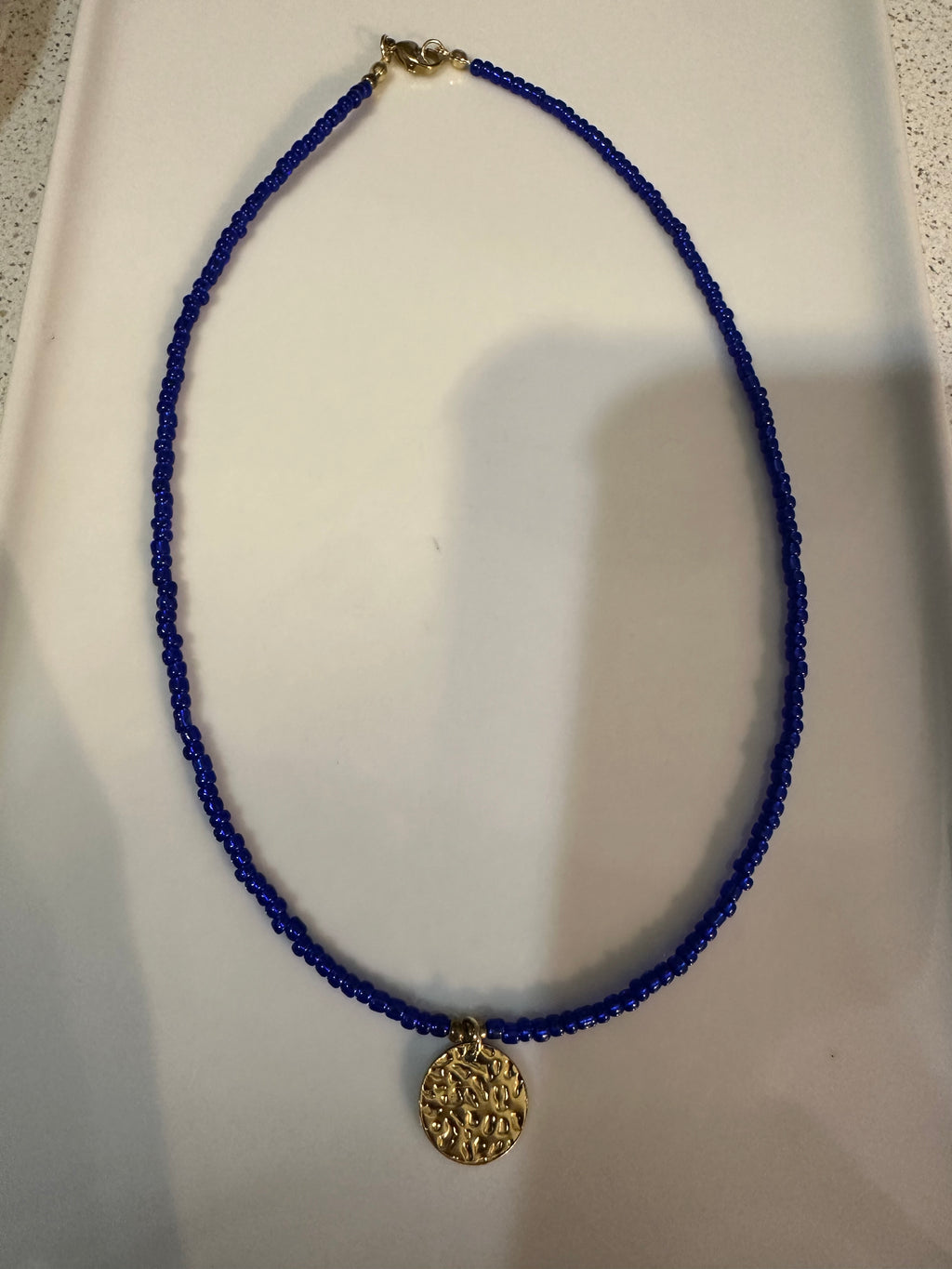 💙 Collier Perles Bleues & Médaillon Doré
