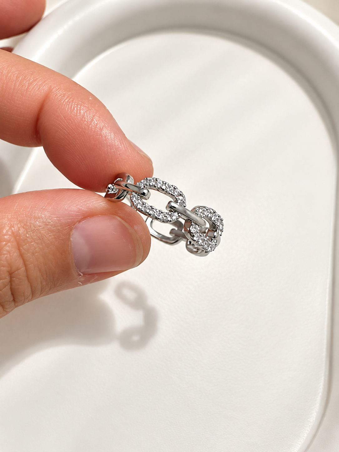 Bague Argentée à Maillons et Pierres Brillantes Femme