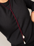 Collier rouge avec perles blanches