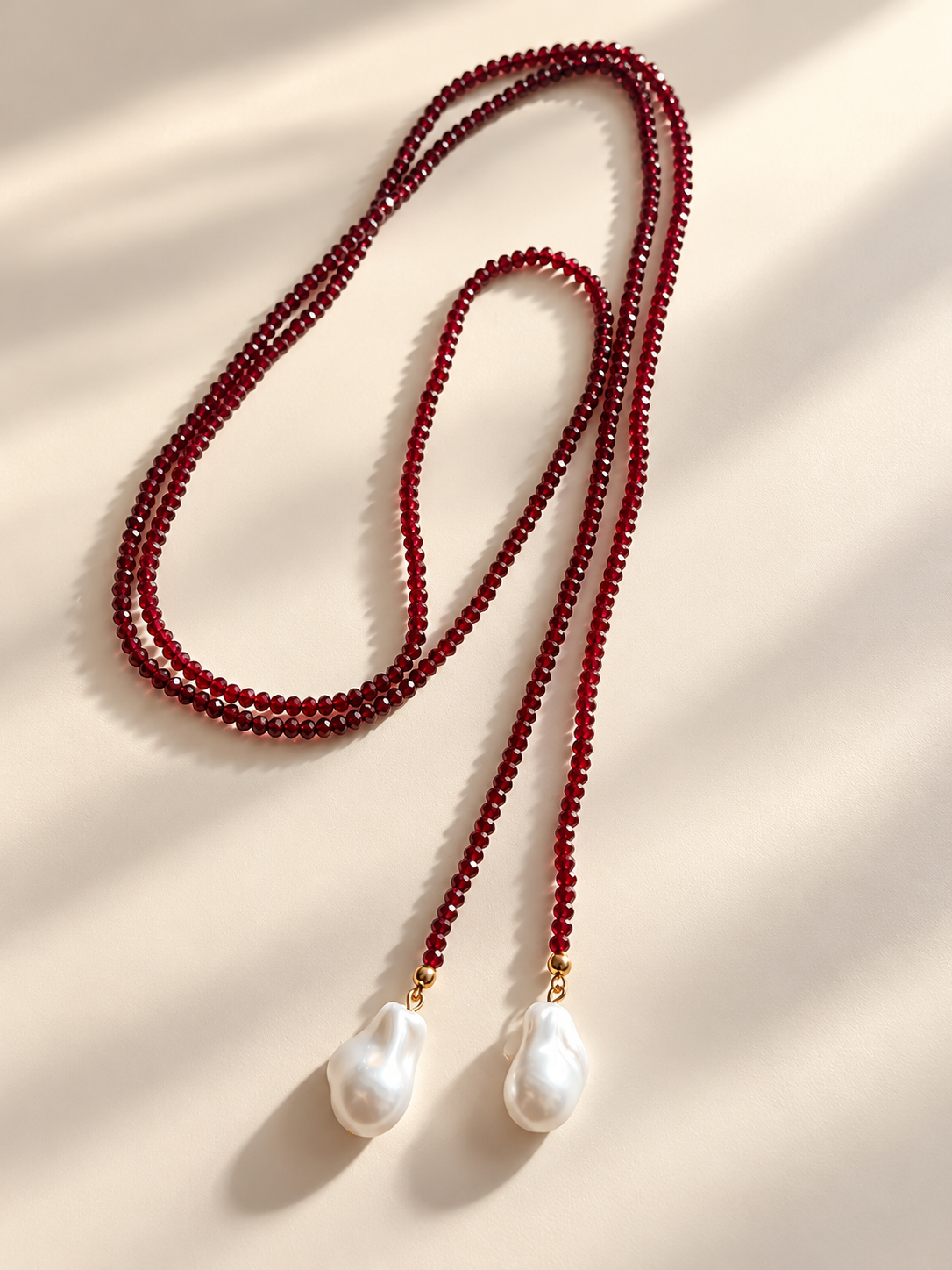 Collier rouge avec perles blanches